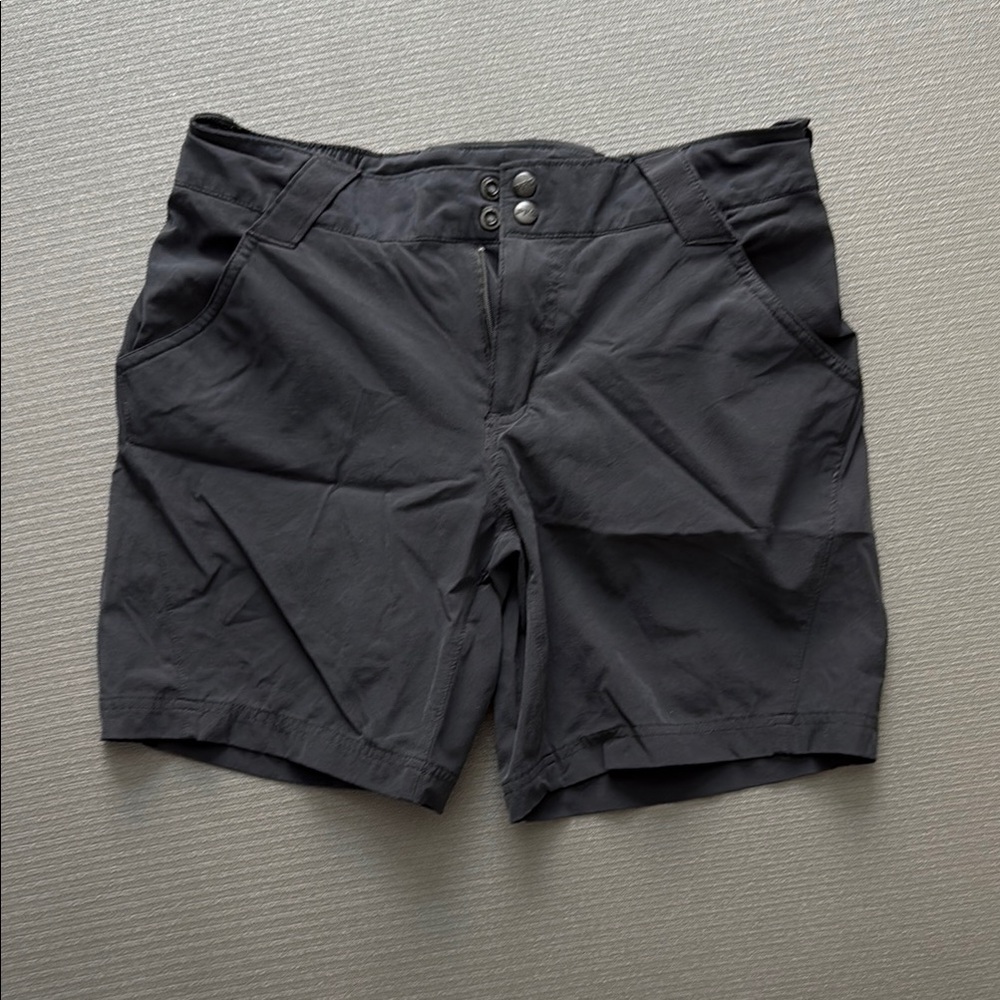 Columbia Women's black Shorts Sz 7/8